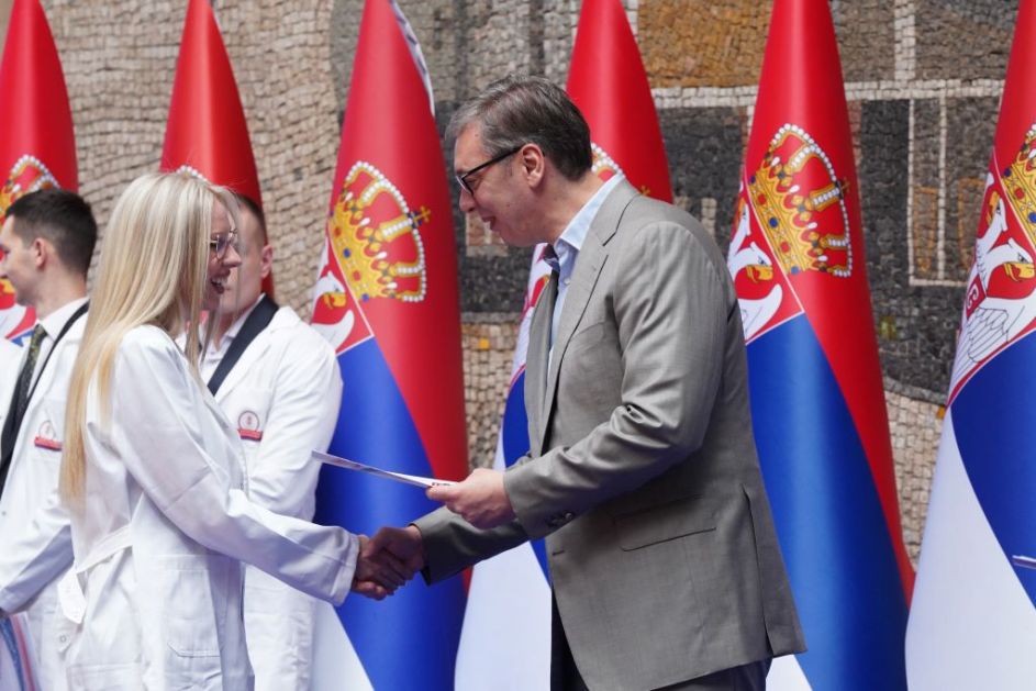 Дипломци захвалили на уговорима о раду: Велика нам је част да каријеру почнемо у СРБ