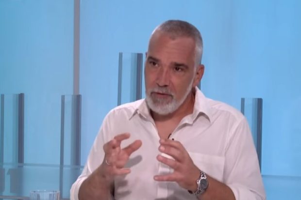 Организује куповину гласова из хотела! “Лажљиви бркајло” из Пионирског парка сад води прљаву изборну операцију у Косјерићу!