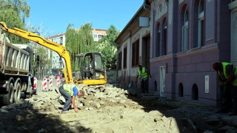 Почела реконструкција паркиралишта у Алмашкој улици (ФОТО)