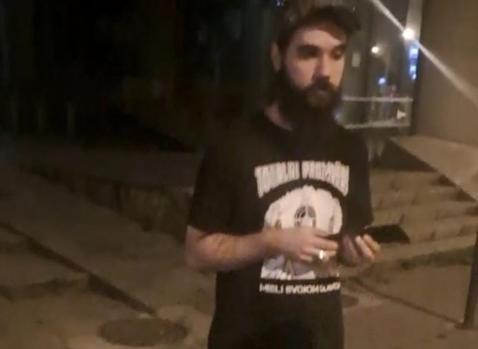 Скандал! Поново извршен напад на просторије СНС! Дошао из Богатића да ломи по Новом Саду! (ВИДЕО)