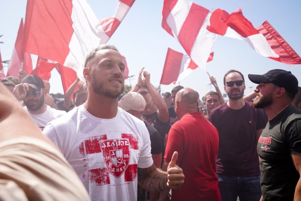 Арнаутовић стигао у Београд и запевао са “Делијама” на аеродрому