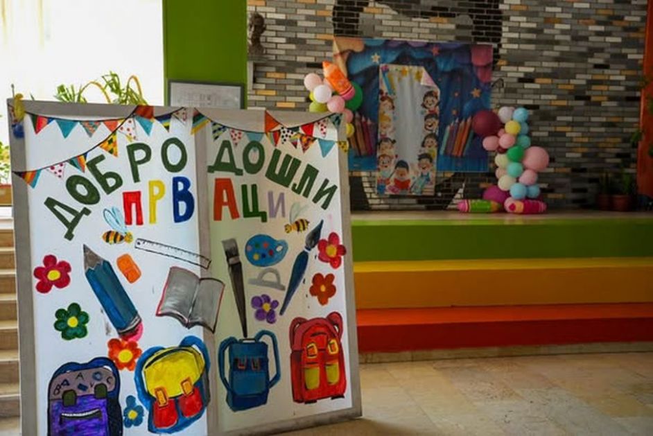 АПАТИНСКИ ЂАЦИ ПРВАЦИ ПРВИ ПУТ СЕЛИ У ШКОЛСКЕ КЛУПЕ