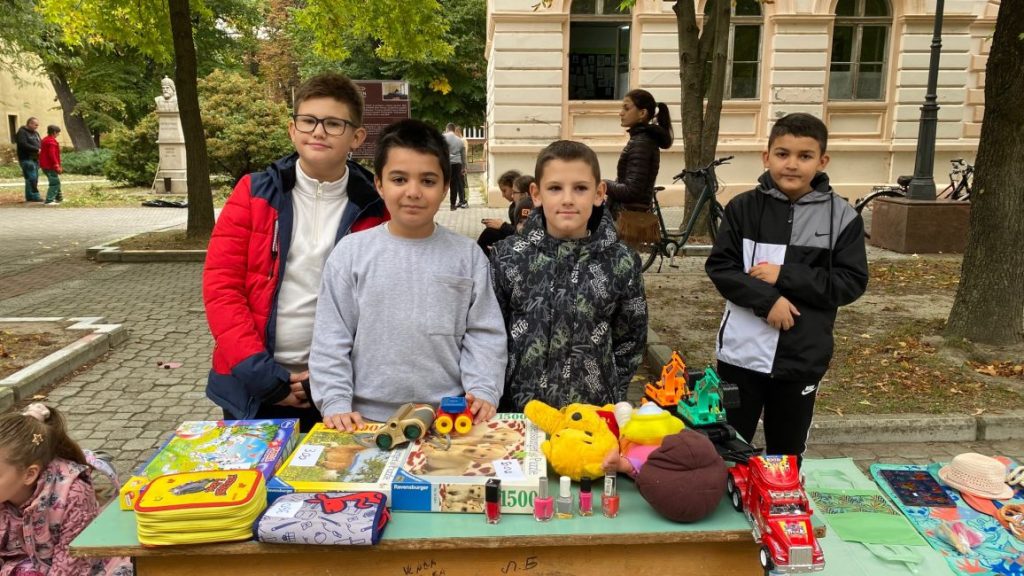 “ДЕЧЈА ПИЈАЦА” У АПАТИНУ ОКУПИЛА ВЕЛИКИ БРОЈ СУГРАЂАНА