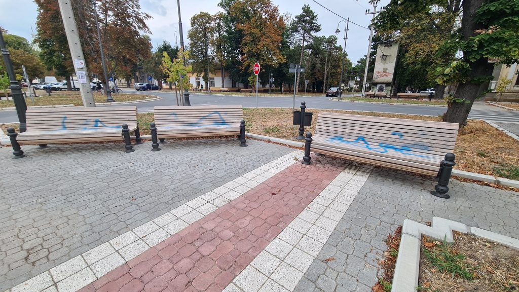 НЕКО УЖИВА У УНИШТАВАЊУ КЛУПА?
