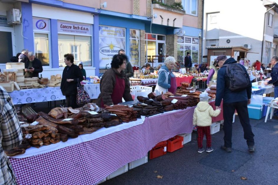 НАЈБОЉЕ ДОМАЋЕ КОБАСИЦЕ ПРАВИ НАНДОР ГУЖВАЊ ИЗ КУПУСИНЕ