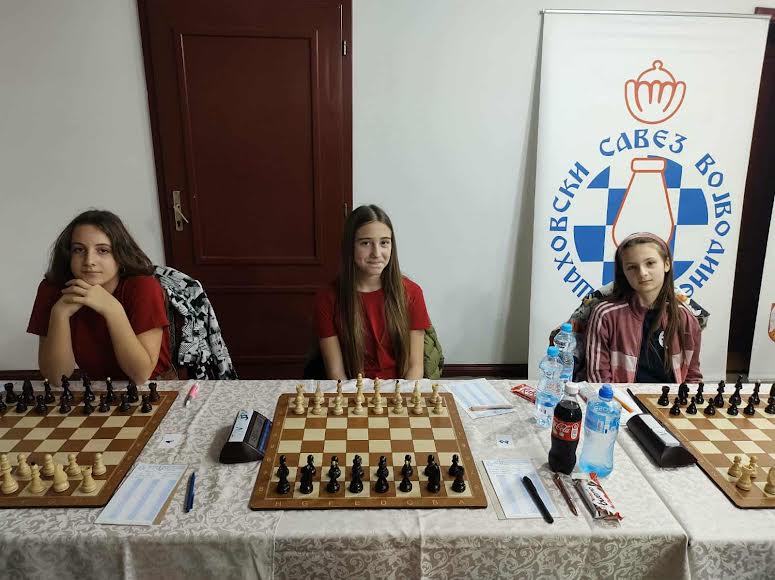 АПАТИНСКЕ ШАХИСТКИЊЕ ИГРАЈУ НА ПАЛИЋУ