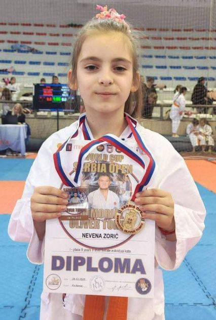 МЛАДИ АПАТИНСКИ КАРАТИСТИ ЗАБЛИСТАЛИ НА ЕВРОПСКОМ ТАКМИЧЕЊУ У КРУШЕВЦУ