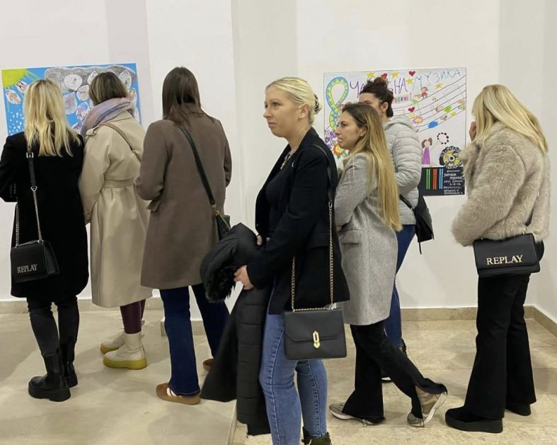 СИНОЋ ОТВОРЕНА ИЗЛОЖБА “ЛИНИЈОМ И БОЈОМ”