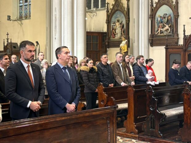 Градоначелник Новог Сада Жарко Мићин присуствовао ускршњој миси са суграђанима