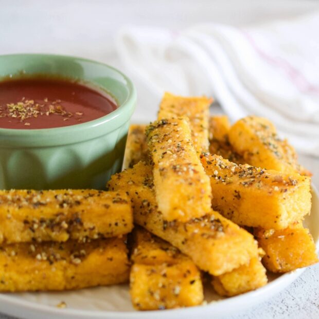 Рецепт дана: Штапићи од паленте са веганским пармезаном и домаћим кечапом