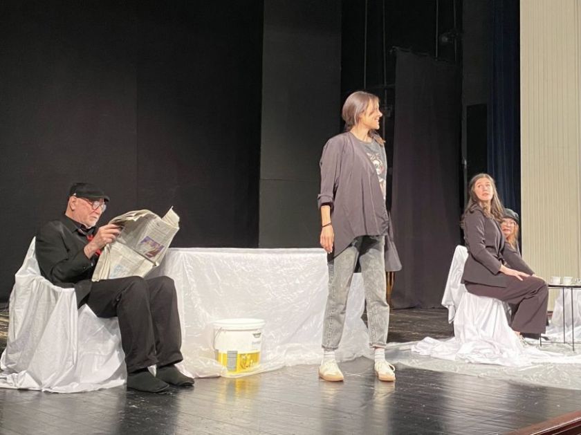 “ЛУДА КУЋА БАЛКАНСКА“ НАСМЕЈАЛА ПУБЛИКУ У АПАТИНУ