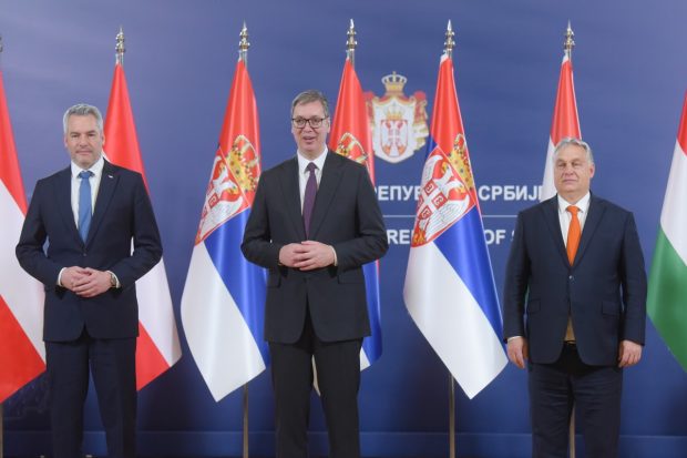 Нехамер и Орбан стигли у Београд на трилатерални самит