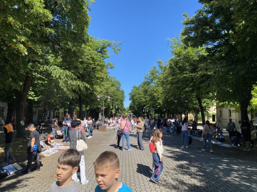 БАЗАР УЏБЕНИКА У ТОКУ: УЧЕНИЦИ ИЗЛОЖИЛИ КЊИГЕ, АПАТИНЦИ ПОЗВАНИ ДА ПОДРЖЕ ШКОЛСКУ БИБЛИОТЕКУ