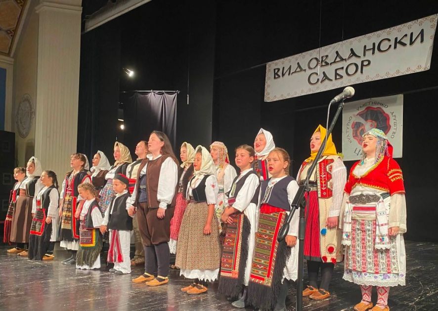 ОДРЖАН „ВИДОВДАНСКИ САБОР” У АПАТИНУ