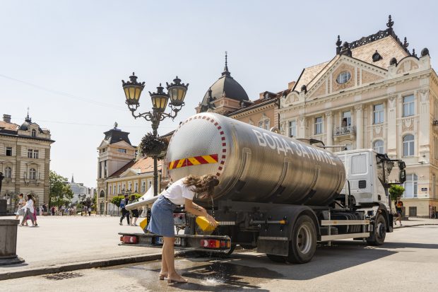 Сутра већи део Новог Сада остаје без воде: Осам цистерни са пијаћом водом постављено широм града