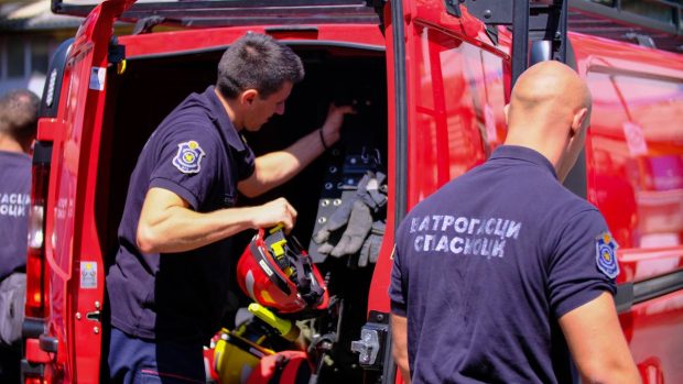 Пожари на отвореном у околини Новог Сада, ватрогасци на терену