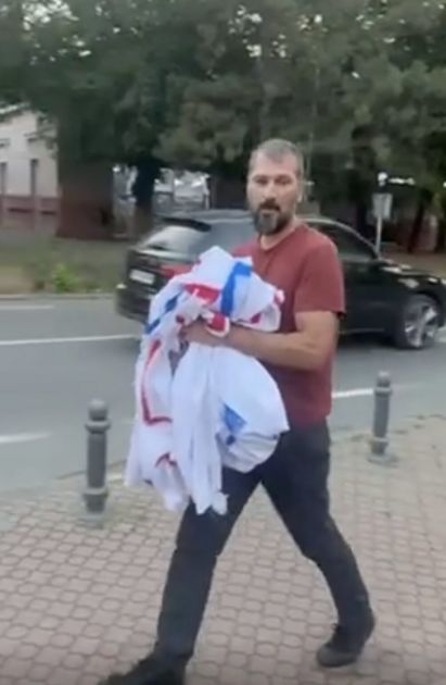 Хаос у Врбасу! Опозиционар Јован Радовић који представља Локалну алтернативу и Ослободимо Врбас поцепао транспарент у центру Врбаса! (ВИДЕ
