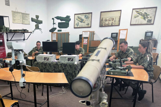 Војска Србије интензивно ради на усавршавању кадрова, у току низ конкурса