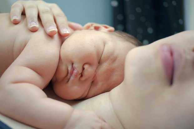 Русија: Најављен закон којим се забрањује сурогат рађање