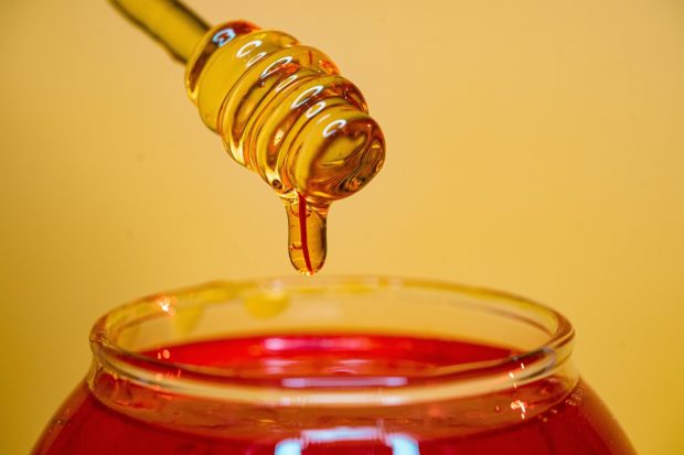 Да ли мед заиста не треба јести металном кашиком? Ево шта је истина