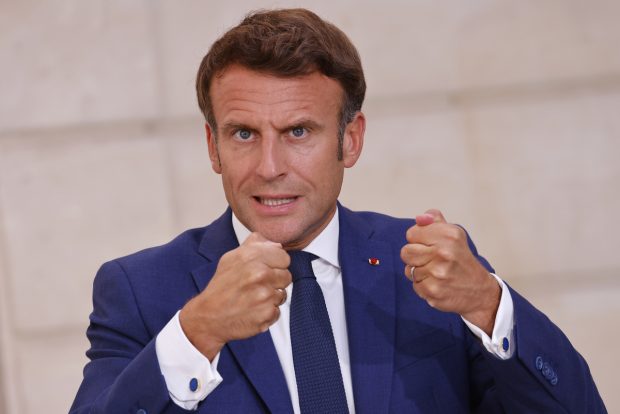 Макрон: Без панике од нестанака струје у Француској