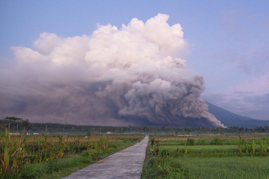 Индонезија: Почела евакуација становника због ерупције вулкана на Јави