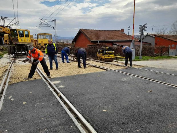 Први бетонски прагови на путним прелазима постављени у Нишу