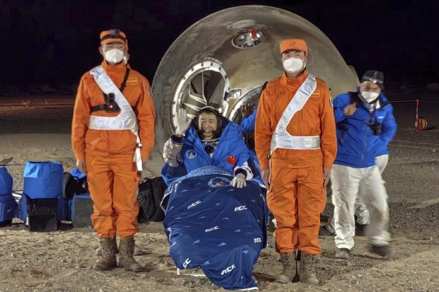 Три кинеска астронаута слетела су у пустињу Гоби