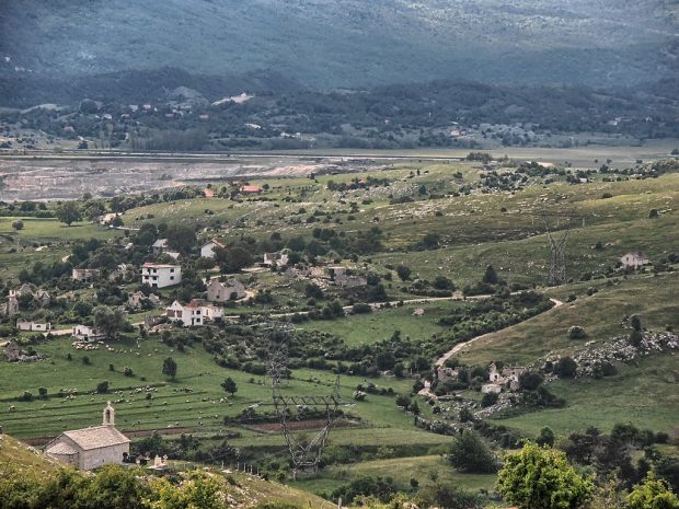 Албанац напаса стоку на православном гробљу у Грачаници
