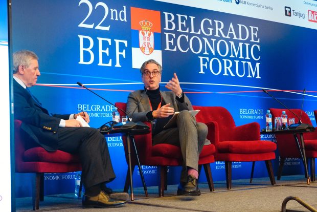 Чадеж: Србија добро користи економске прилике које је створила криза