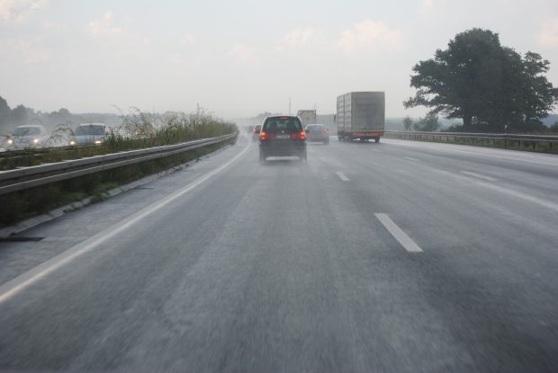 Опрез у вожњи због слабе кише и магле у неким деловима земље