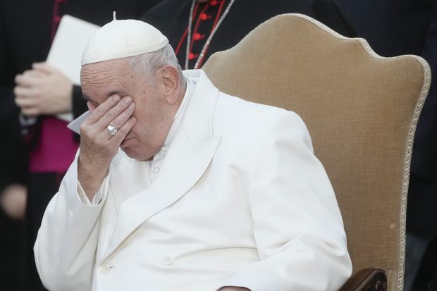Папа заплакао током молитве говорећи о патњи Украјинаца