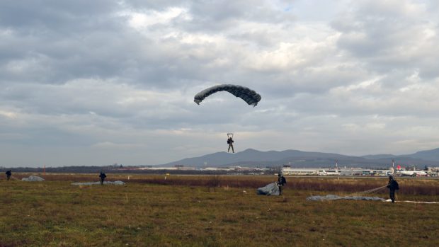 Виша падобранска обука војних падобранаца у Нишу