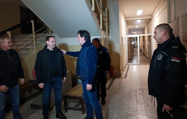 Гашић у новогодишњој ноћи посетио припаднике Полицијске управе у Крушевцу
