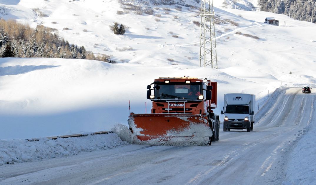 Снег отежао саобраћај у Херцеговини, воз из Сарајева каснио три сата