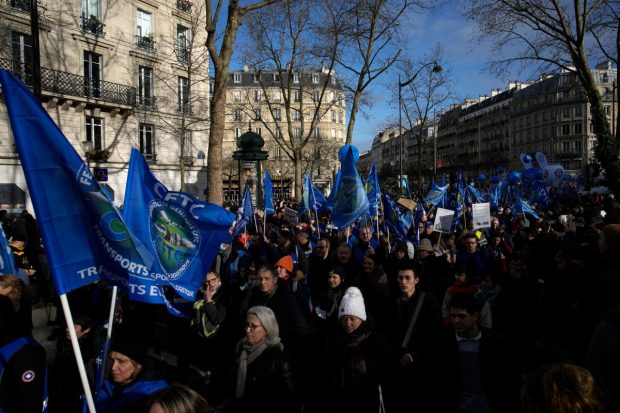 Протести широм Француске због подизања старосне границе за одлазак у пензију
