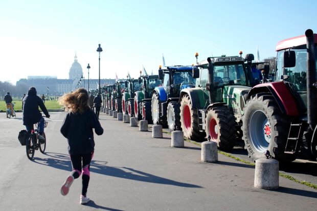 Париз: Пољопривредници протестују против ограничења употребе пестицида