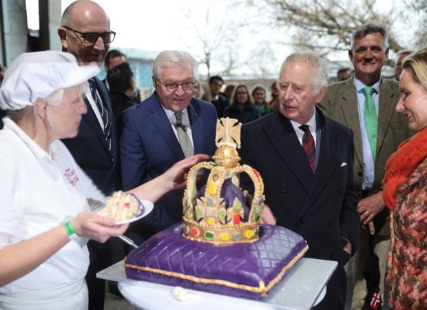 Краљ Чарлс посетио еко село: правио сир и јео торту у облику круне