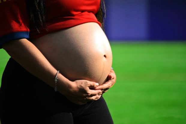 Зашто жене у Европи све касније рађају децу?