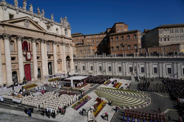 Папа Фрања предводио Ускршње бдење у базилици Светог Петра у Риму