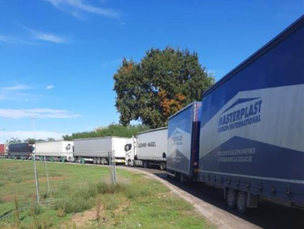 Камиони на Батровцима и Бездану чекају седам сати