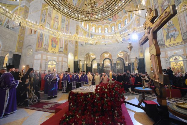 Патријарх Порфирије служи поноћну васкршњу литургију у Храму Светог Саве