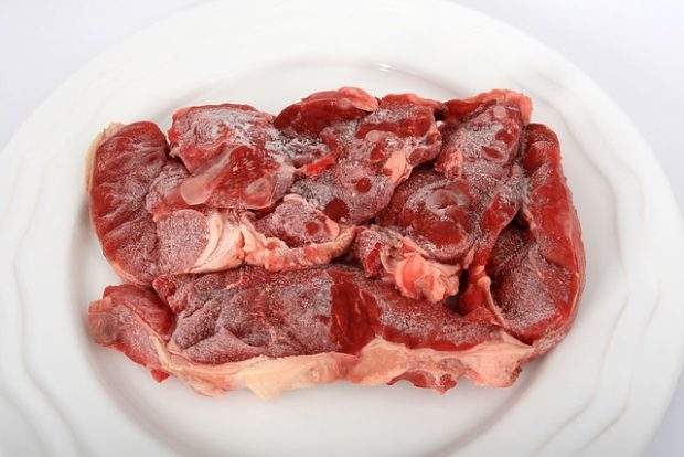 Зашто одмрзавање меса на собној температури није најпаметнија идеја?