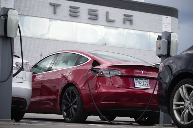 Маск: Тесла ће наставити да снижава цене електричних возила
