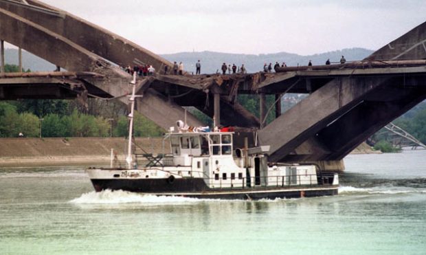 Времеплов: Срушен Жежељев мост