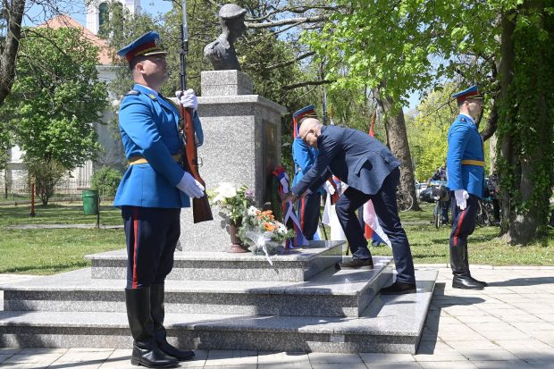 Министар Вучевић положио венац на споменик Тибору Церни, палом борцу са Кошара