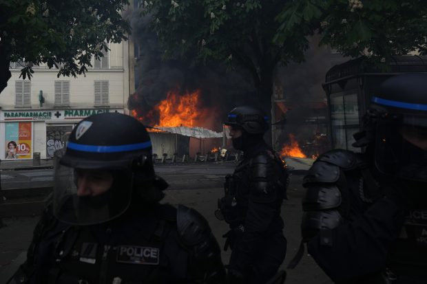 Првомајски протести широм Француске обележени сукобима демонстраната и полиције