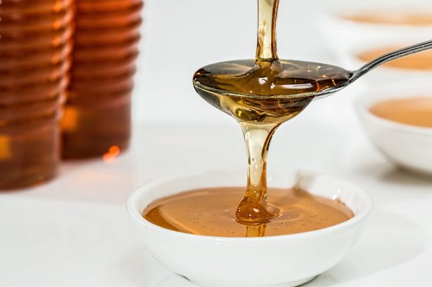 Да ли мед заиста не треба јести металном кашиком?