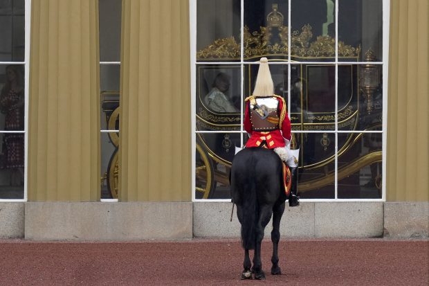 Коњ улетео у публику окупљену на улицама Лондона због крунисања краља Чарлса