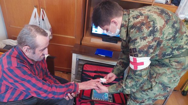 Војни лекари у акцији пружања медицинске помоћи